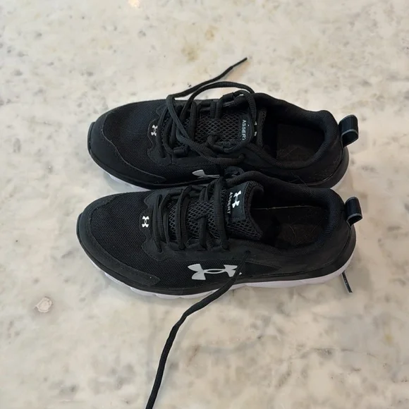 Under Armour Black and White Sneakers Sleek Design - Picture 4 of 4